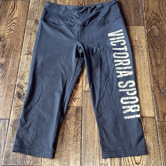 Victorias Secret Knockout Capri Leggings Size Small - Picture 1 of 4